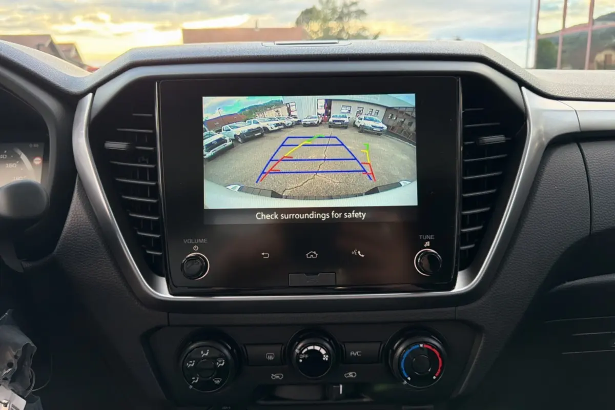 Vue rapprochée de l’écran tactile central affichant la caméra de recul dans l’habitacle noir du pick-up Isuzu D-MAX.