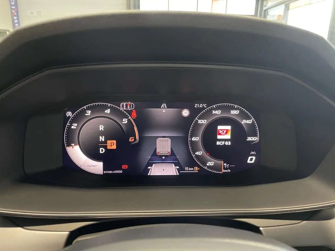 Affichage numérique du combiné d'instruments de la CUPRA Leon 2026, montrant la vitesse, régime moteur et alertes.