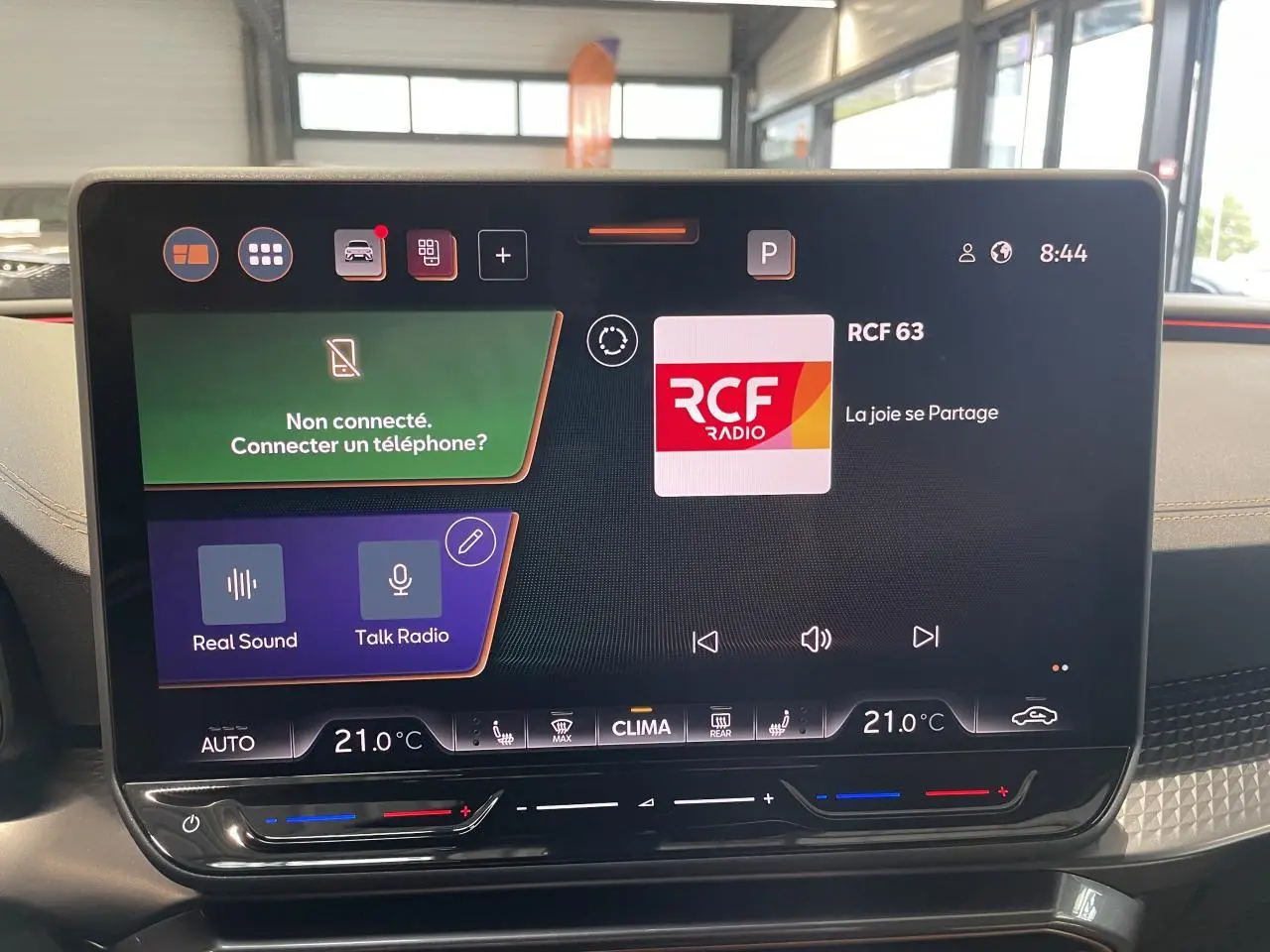 Écran tactile HD 12,9'' du tableau de bord de la CUPRA Leon 2026, affichant la radio RCF, intérieur noir avec surpiqûres cuivrées.