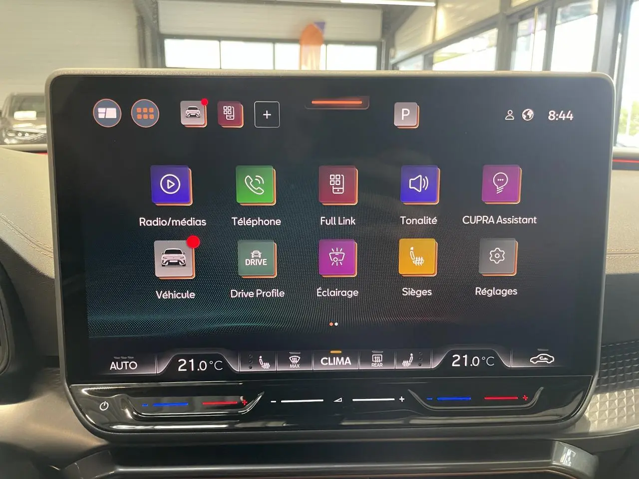 Écran tactile HD 12,9'' du système multimédia de la CUPRA Leon noir, vue frontale du tableau de bord.
