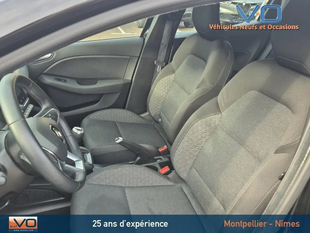 Intérieur de la Renault Clio V TCe 90 Equilibre 2023, vue côté gauche montrant sièges tissu gris et volant noir.