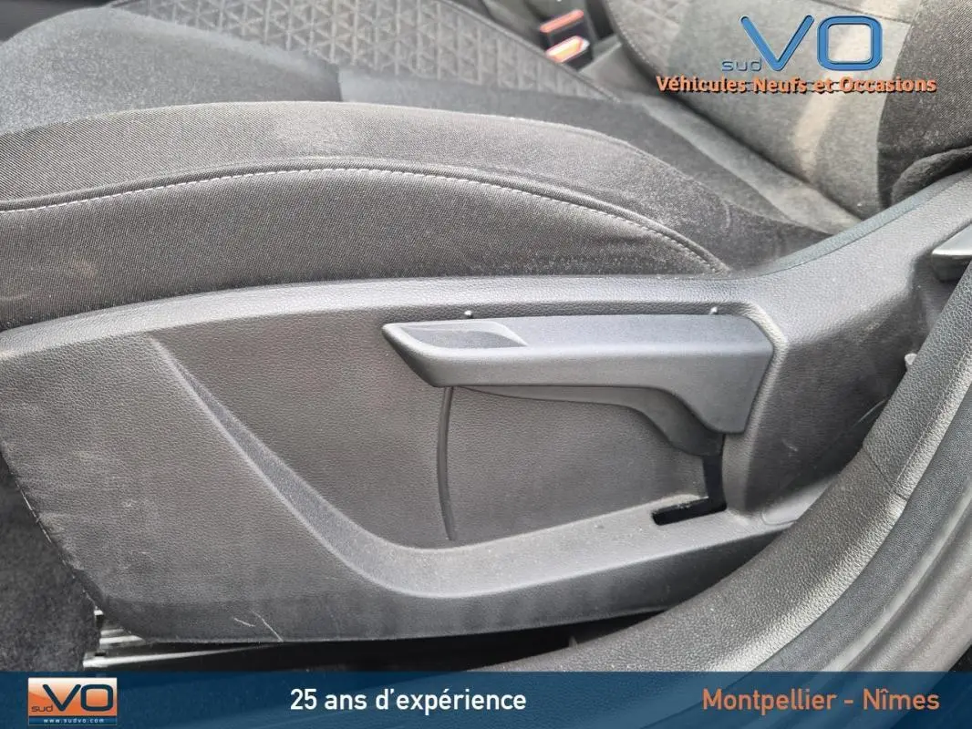 Détail du siège conducteur noir réglable en hauteur dans une Renault Clio V TCe 90 Equilibre 2023.