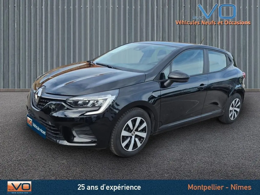 Renault Clio V TCe 90 Equilibre noire vue 3/4 avant droit, avec jantes alliage et phares LED allumés.