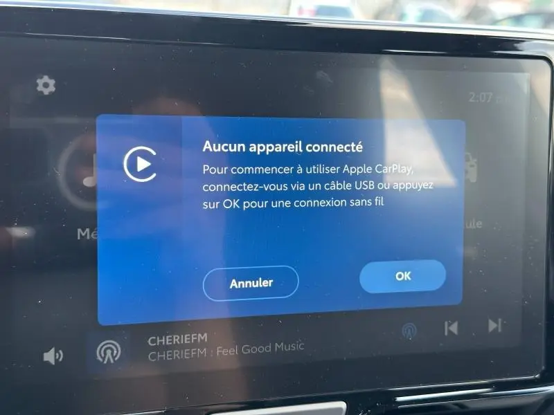 Écran tactile central de la Toyota Yaris 116h Dynamic 2025 affichant un message de connexion Apple CarPlay.