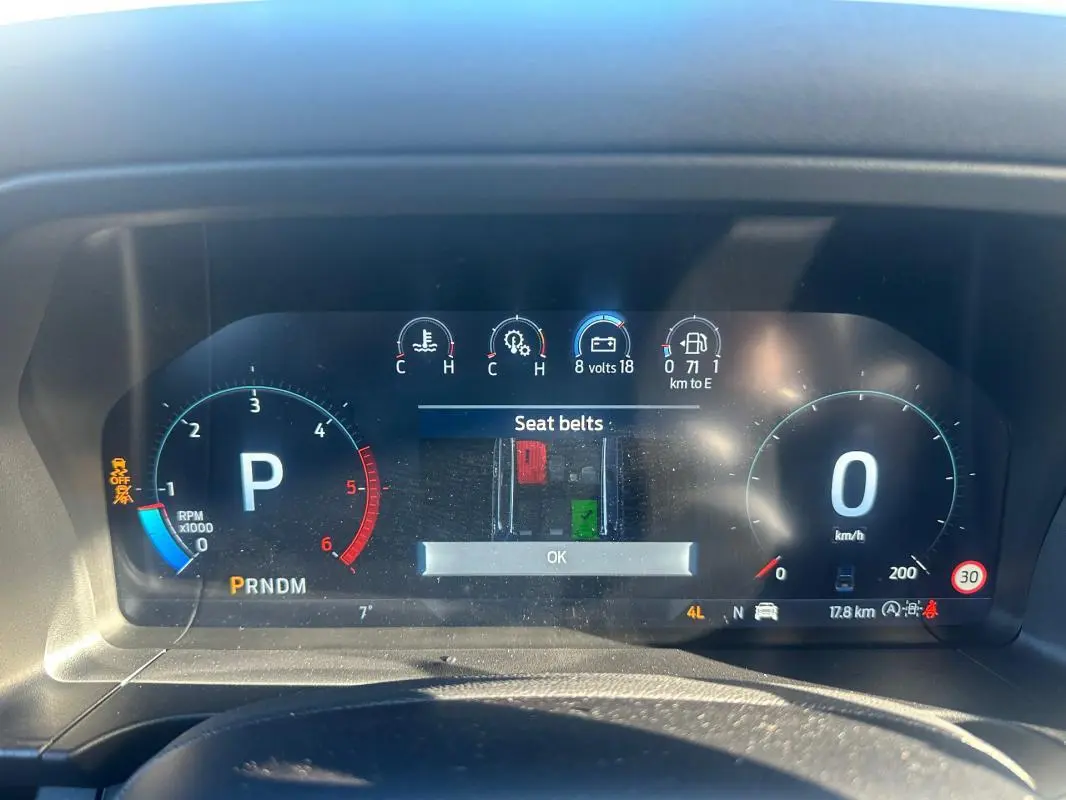 Vue rapprochée du tableau de bord numérique du Ford Ranger 2025, affichant la vitesse, régime et alertes ceinture.