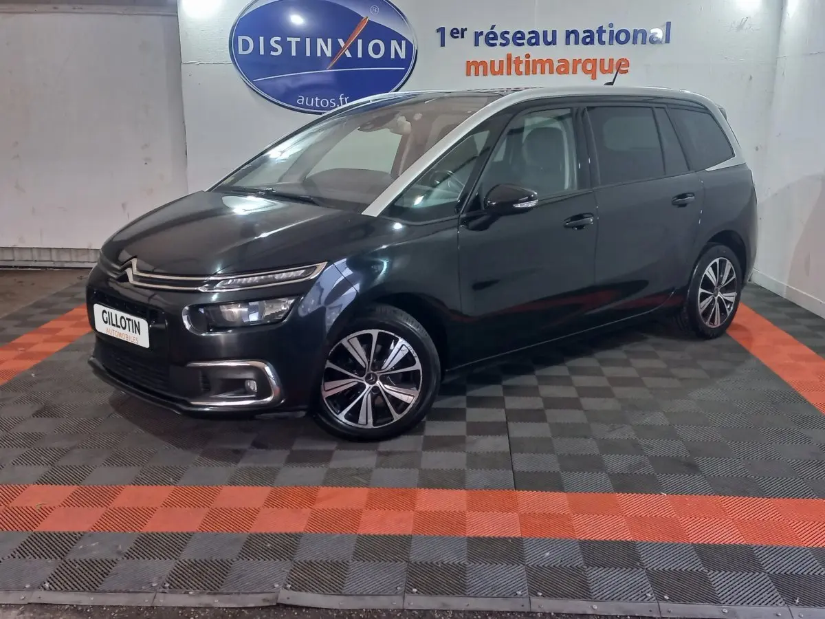 Vue 3/4 avant droit d'un Citroën Grand C4 Spacetourer noir, avec jantes alliage et feux LED distinctifs.