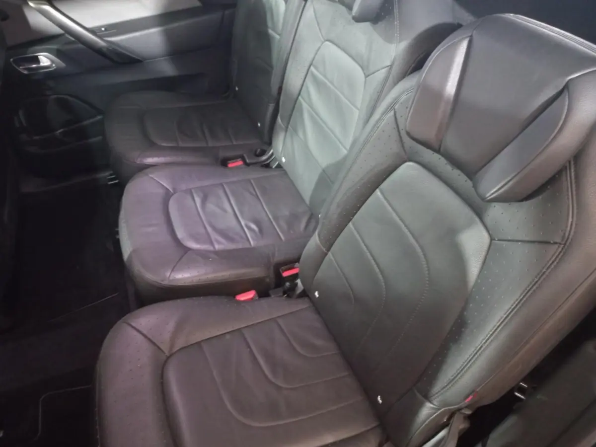 Vue intérieure côté droit des sièges arrière en cuir noir du Citroën Grand C4 Spacetourer 2018 Shine.