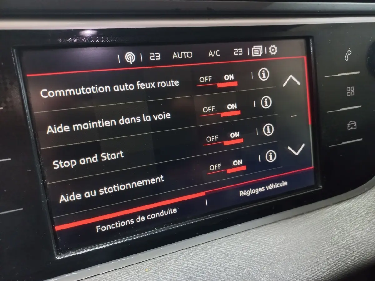 Écran tactile intérieur du Citroën Grand C4 SpaceTourer 2018 affichant les aides à la conduite activées.