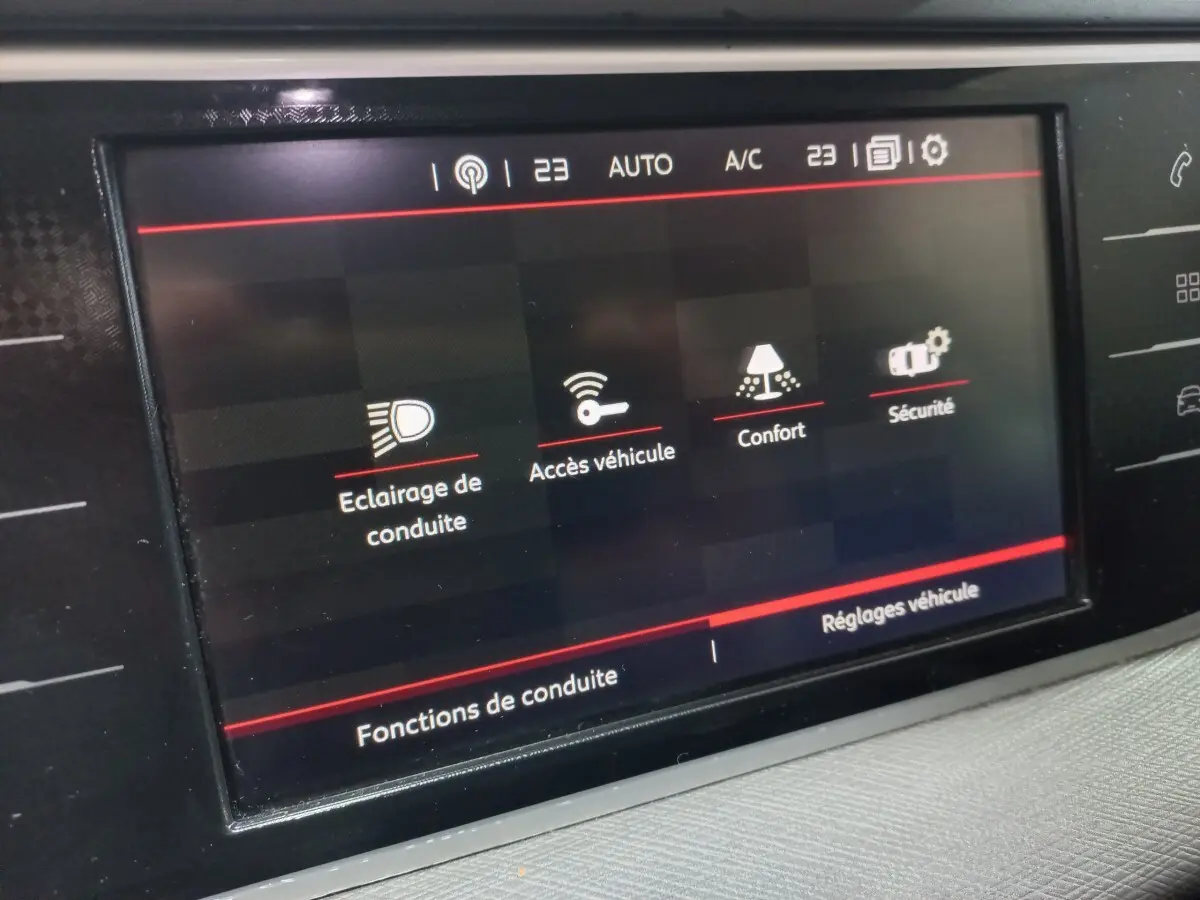 Écran tactile central noir affichant les réglages de conduite du Citroën Grand C4 Spacetourer.