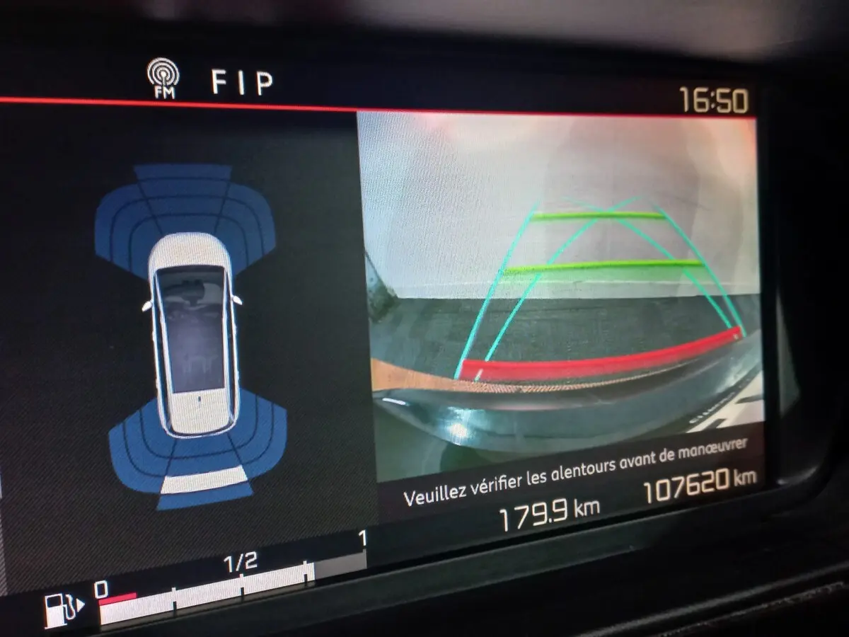 Affichage écran tactile intérieur montrant la caméra de recul et les capteurs de stationnement du Citroën Grand C4 Spacetourer noir.