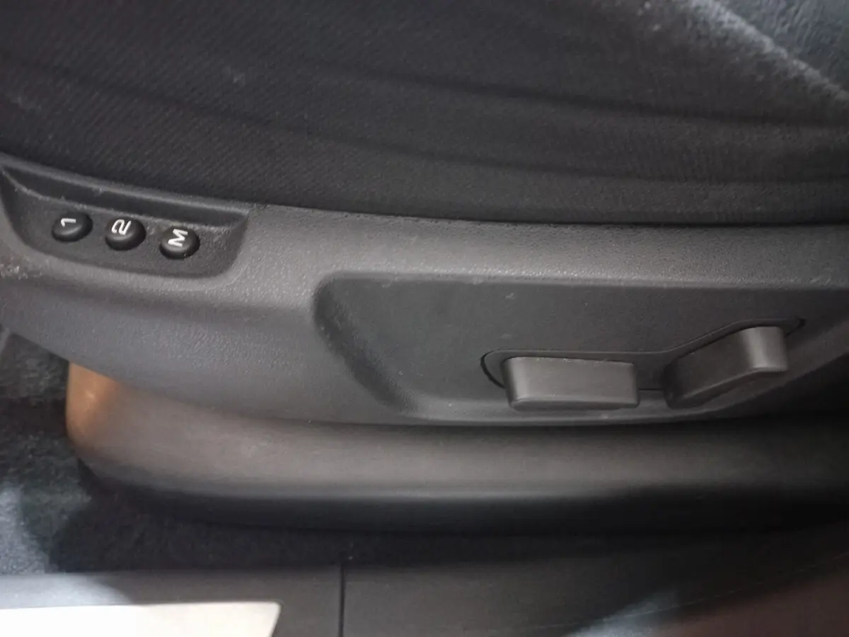 Gros plan sur les commandes de réglage électrique du siège avant noir du Citroën Grand C4 Spacetourer 2018.