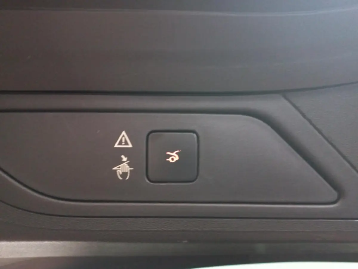Gros plan sur le bouton d'ouverture électrique du coffre dans l'habitacle noir du Citroën Grand C4 Spacetourer.