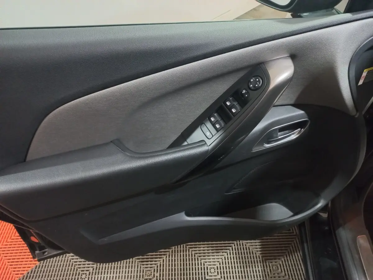 Vue intérieure du panneau de porte côté conducteur noir du Citroën Grand C4 Spacetourer 2018 avec commandes électriques.