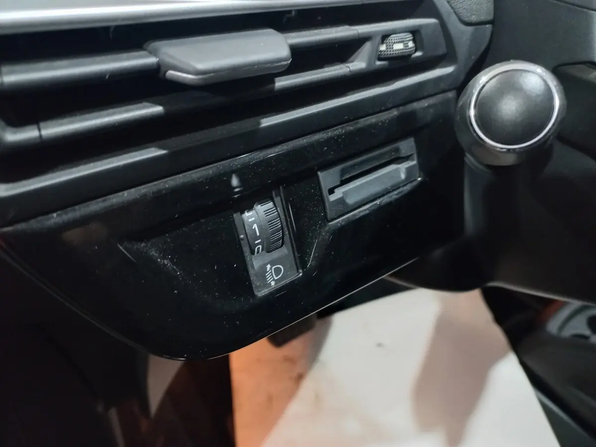 Détail du tableau de bord noir côté gauche avec commande de réglage des phares sur Citroën Grand C4 Spacetourer 2018.