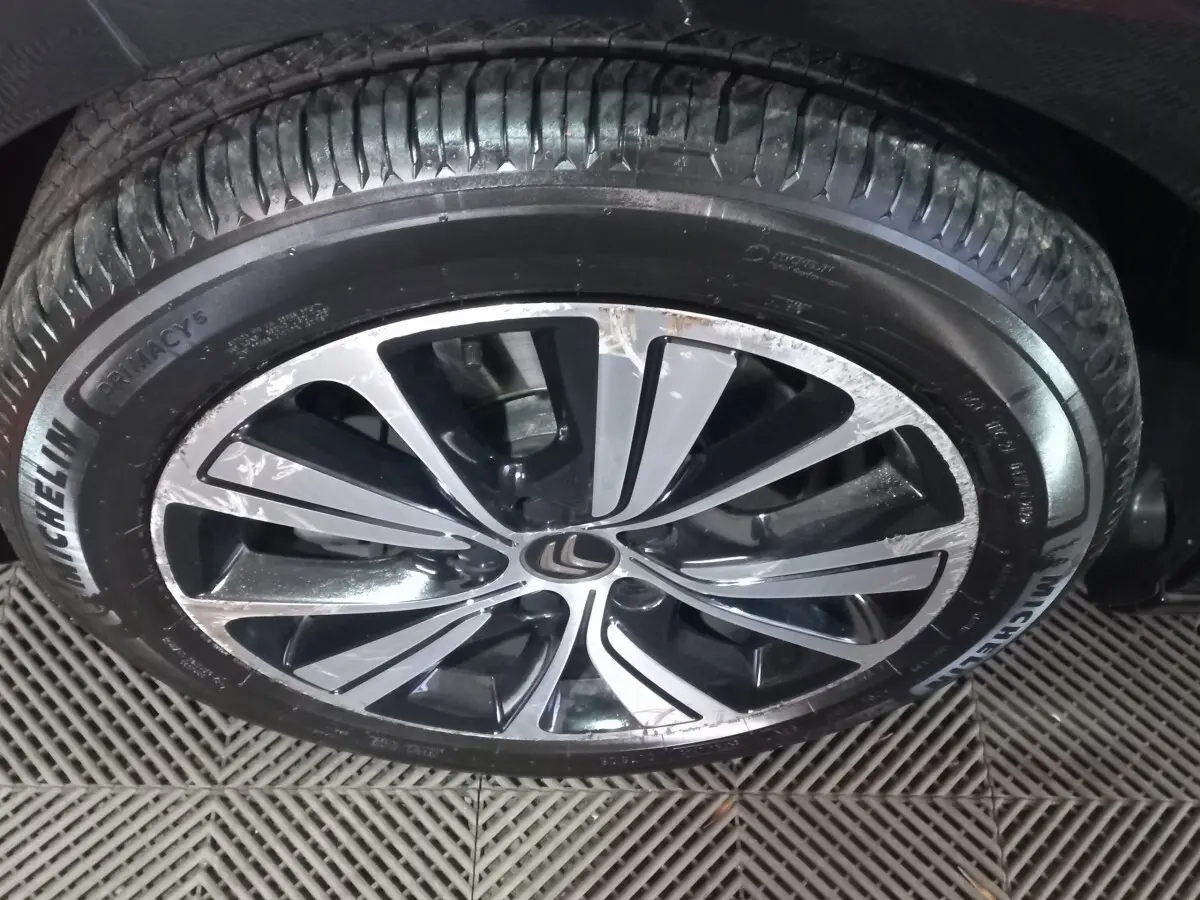 Gros plan sur la roue avant droite noire avec jante alliage bicolore du Citroën Grand C4 Spacetourer 2018.