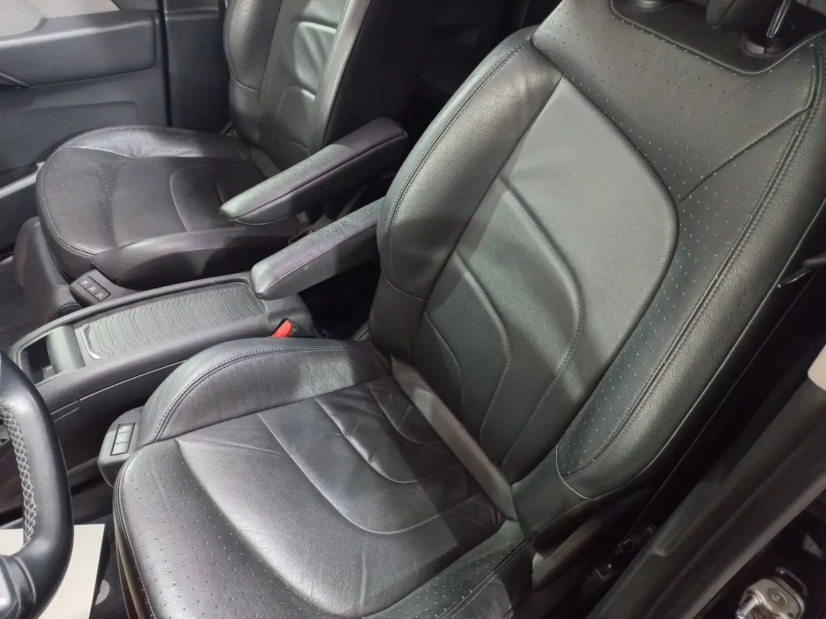 Vue rapprochée des sièges avant en cuir noir du Citroën Grand C4 Spacetourer, côté conducteur et passager.