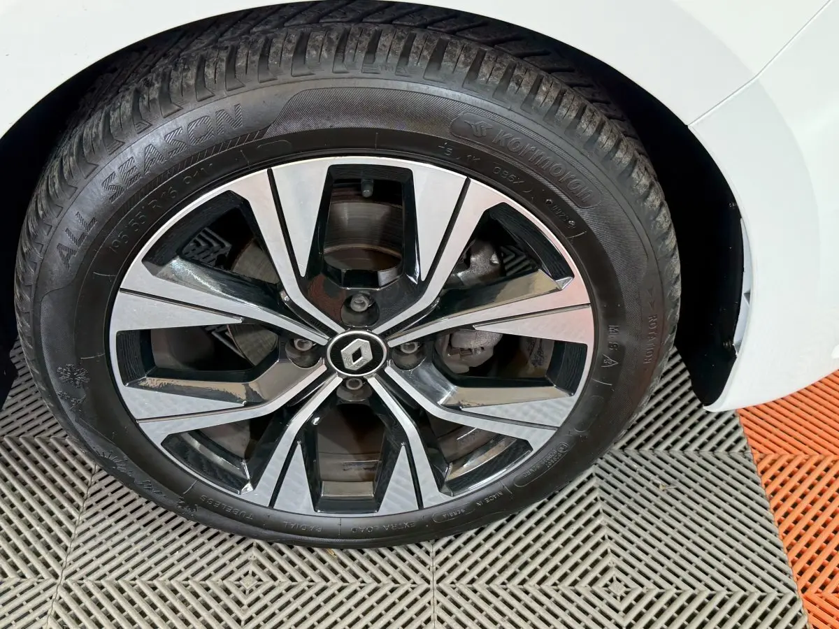 Gros plan sur la roue arrière droite d'une Renault Clio Business blanche, avec partie de l'aile visible.