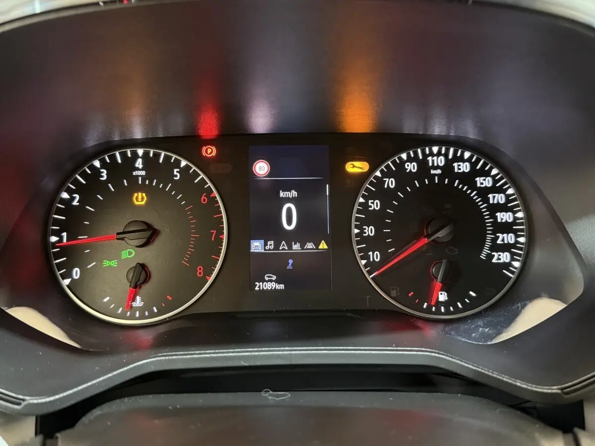 Vue rapprochée du tableau de bord de la Renault Clio Business TCe 100 GPL, affichage digital et compteurs analogiques.