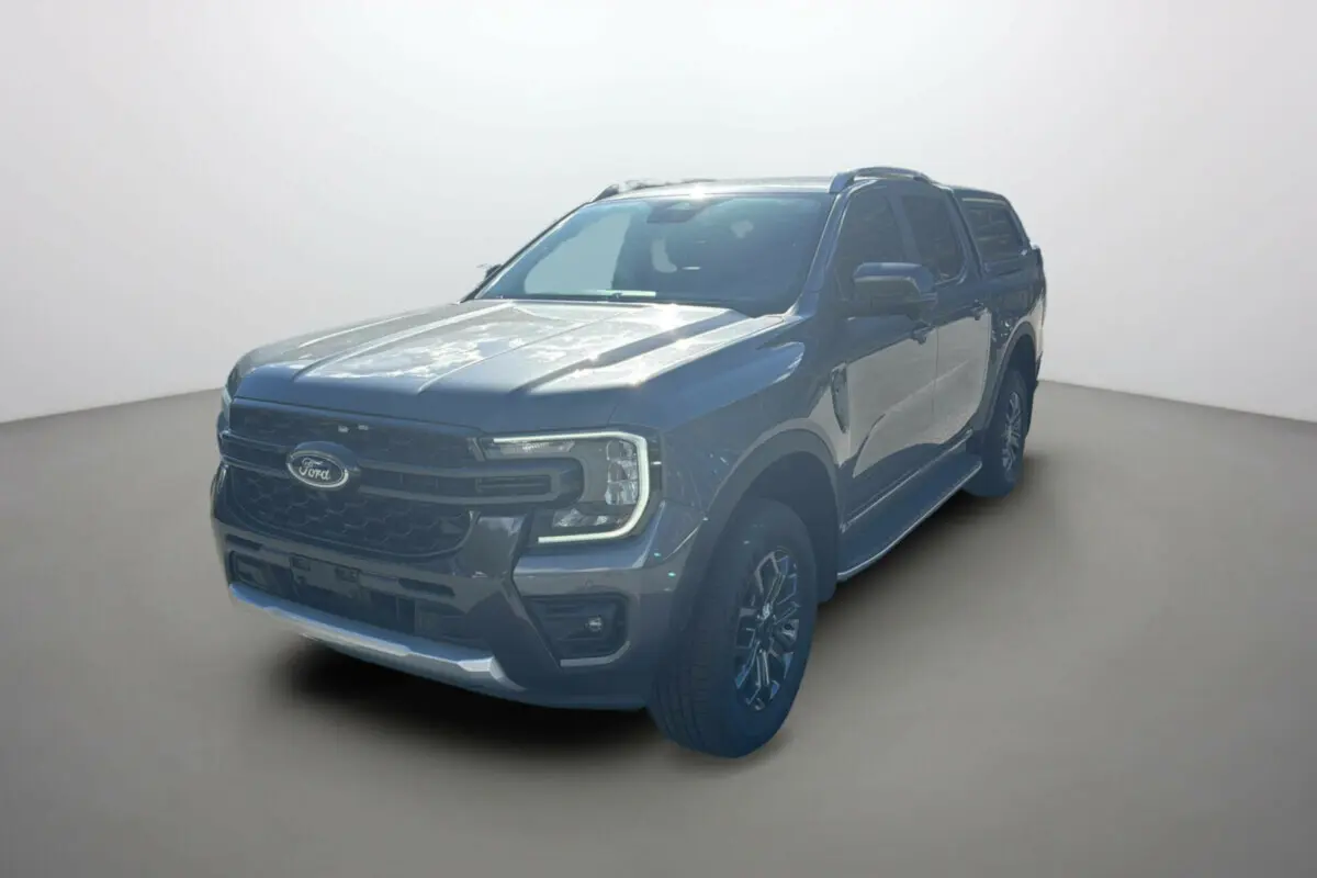 Ford Ranger 3.0 V6 Wildtrak gris carbone en 3/4 avant droit avec hard-top et jantes alu 18 pouces.