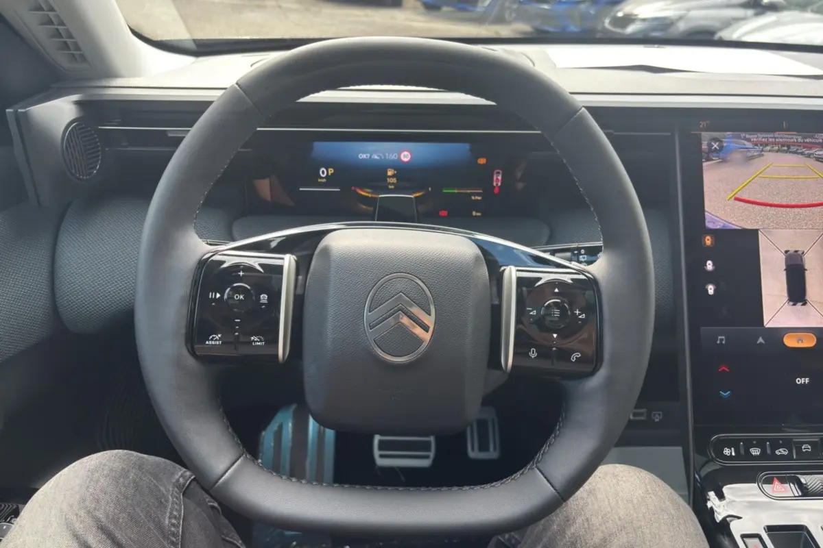 Vue intérieure centrée sur le volant cuir multifonctions de la Citroën C5 Aircross 2026 avec affichage numérique et caméra 360°