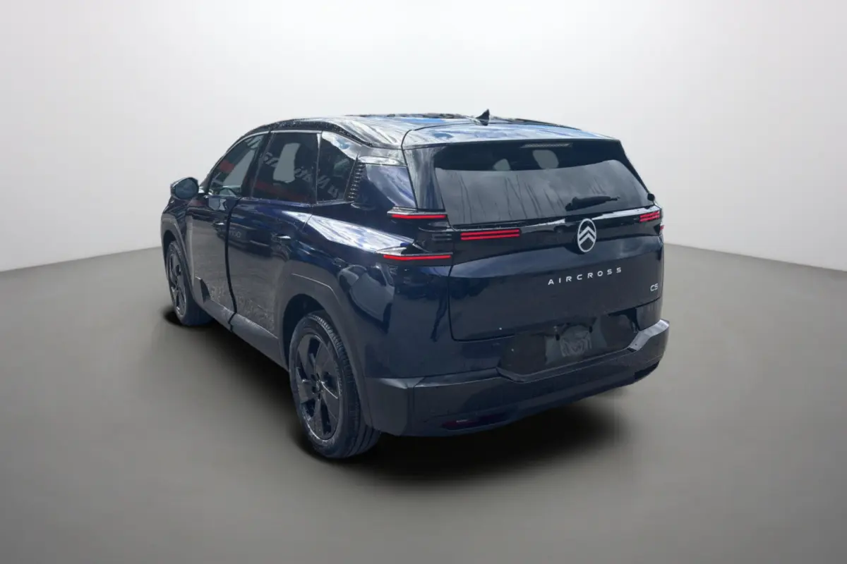Vue 3/4 arrière gauche du Citroën C5 Aircross New Hybrid 145 bleu eclipse avec toit noir et feux arrière LED distinctifs.