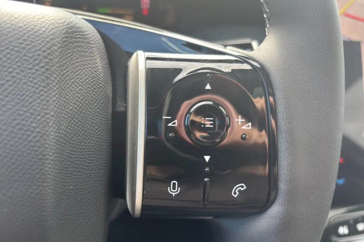 Gros plan sur les commandes gauche du volant cuir multifonctions du Citroën C5 Aircross New Hybrid 2026.