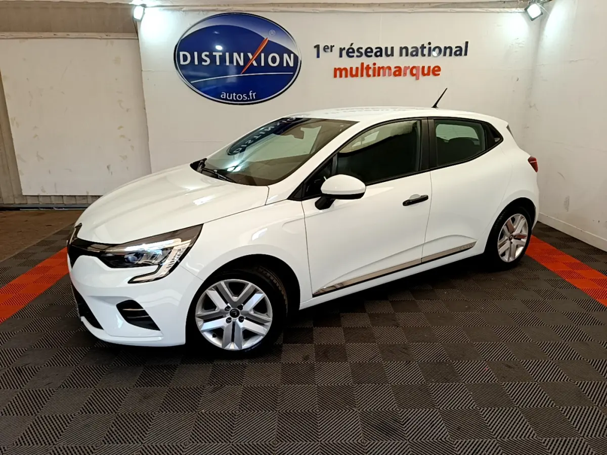 Renault Clio Business blanche vue de côté droit en intérieur, avec jantes alliage et feux LED distinctifs.