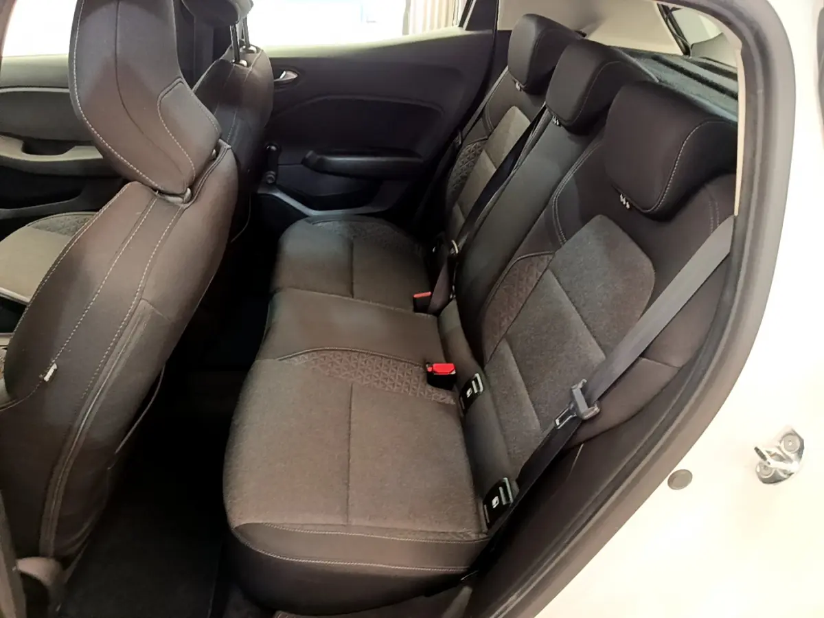 Vue intérieure côté droit sur la banquette arrière grise et noire de la Renault Clio Business blanche de 2021 avec ceinture de sécurité.