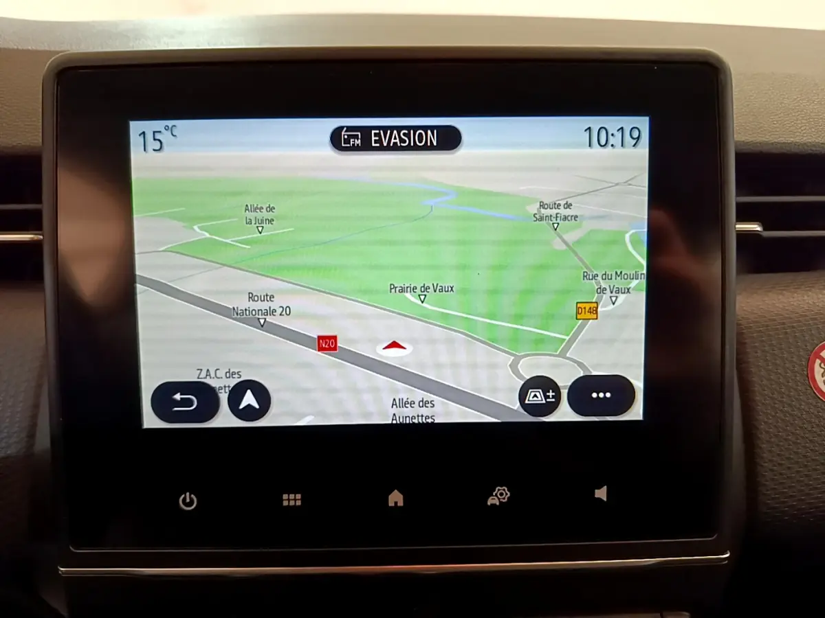 Écran tactile central du tableau de bord de la Renault Clio Business blanc, affichant la navigation GPS en couleur.