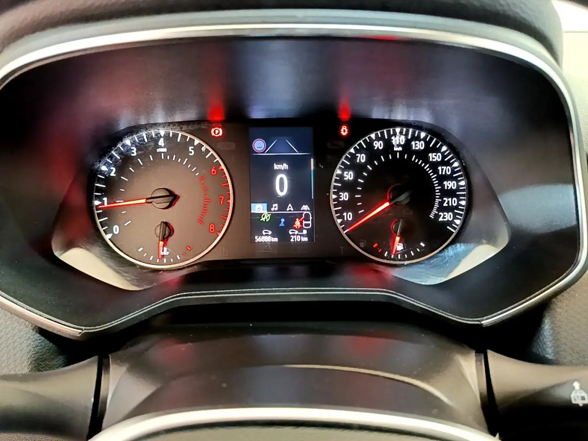 Tableau de bord de Renault Clio Business blanc 2021, affichage numérique central et compteurs analogiques éclairés.