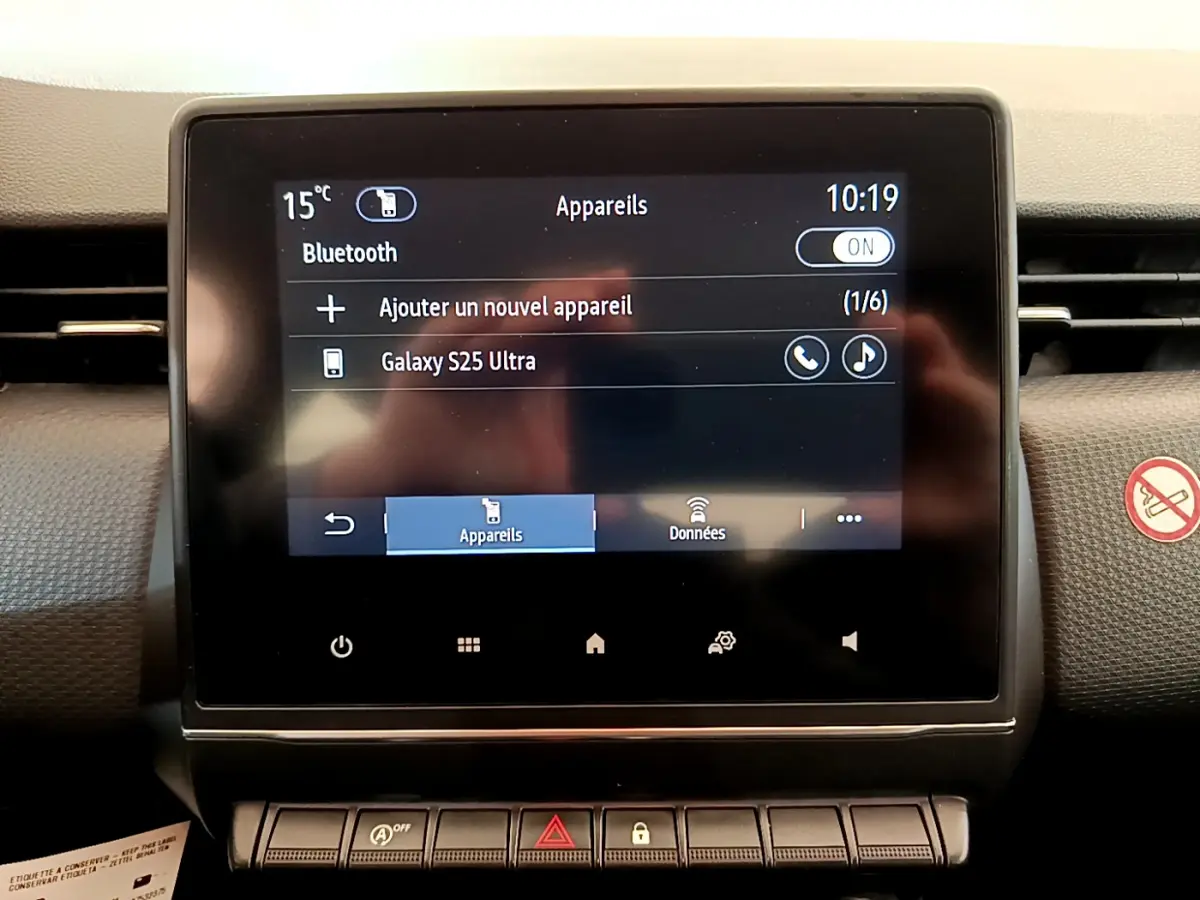 Écran tactile central de la Renault Clio Business blanche 2021 affichant la connexion Bluetooth avec un Galaxy S25 Ultra.