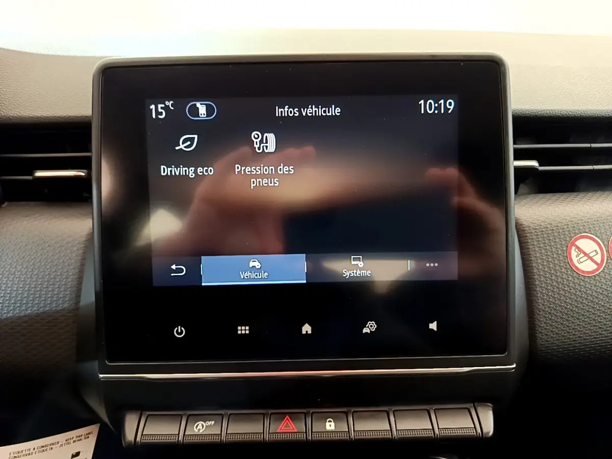 Écran tactile central du tableau de bord de la Renault Clio Business blanche, affichant les infos véhicule.