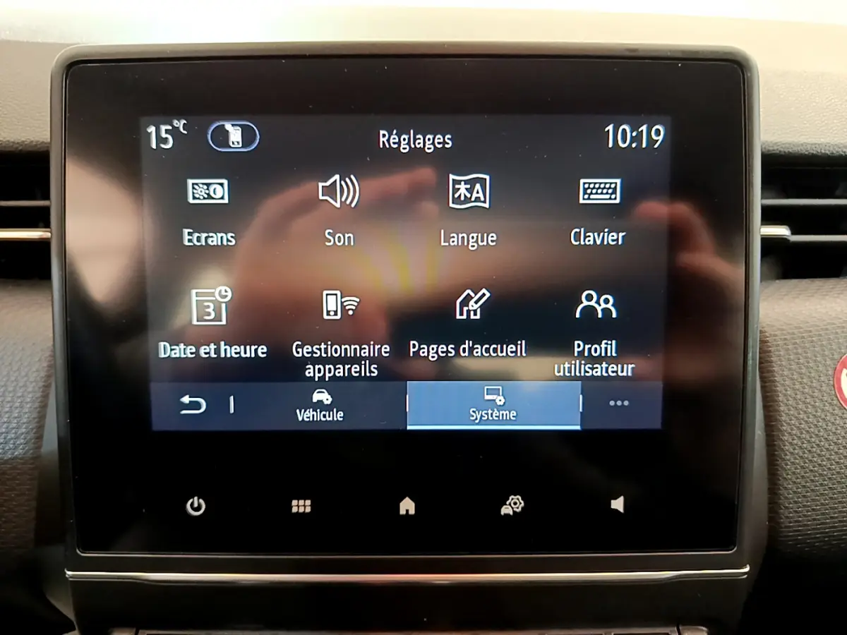 Écran tactile central de la Renault Clio Business blanc 2021 affichant le menu réglages du système multimédia.