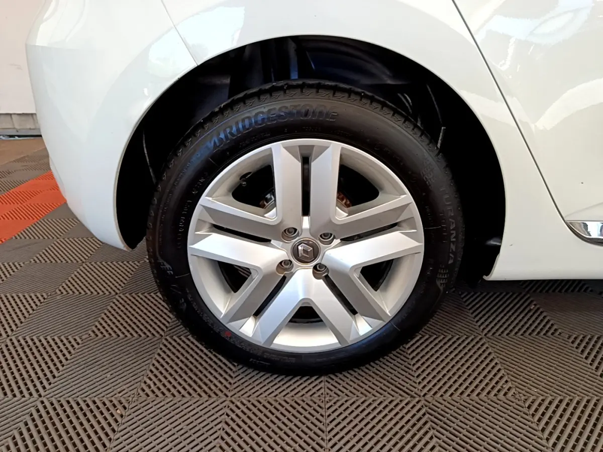 Gros plan sur la roue avant droite d'une Renault Clio Business blanche, avec jante alliage et pneu Bridgestone.