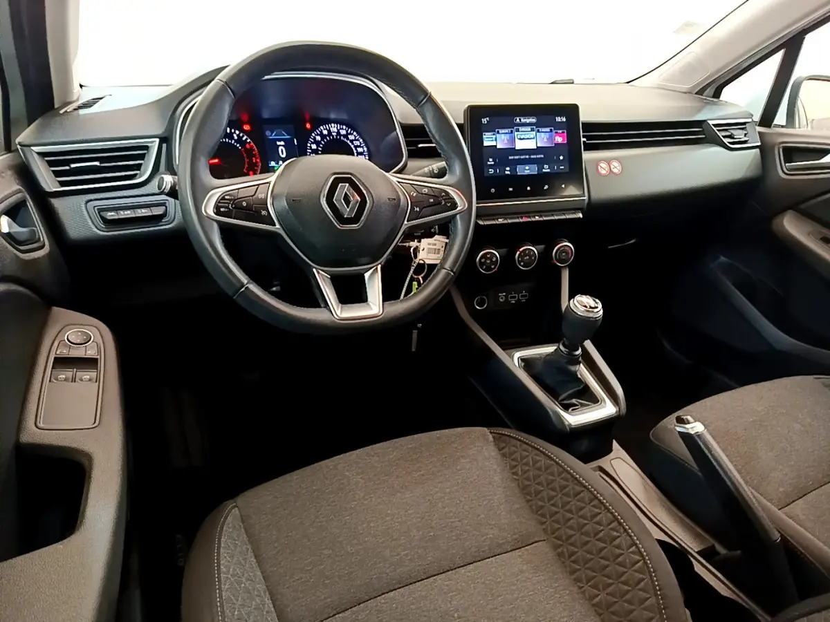Vue intérieure avant de la Renault Clio Business 2021, tableau de bord noir avec écran tactile et volant cuir multifonctions.
