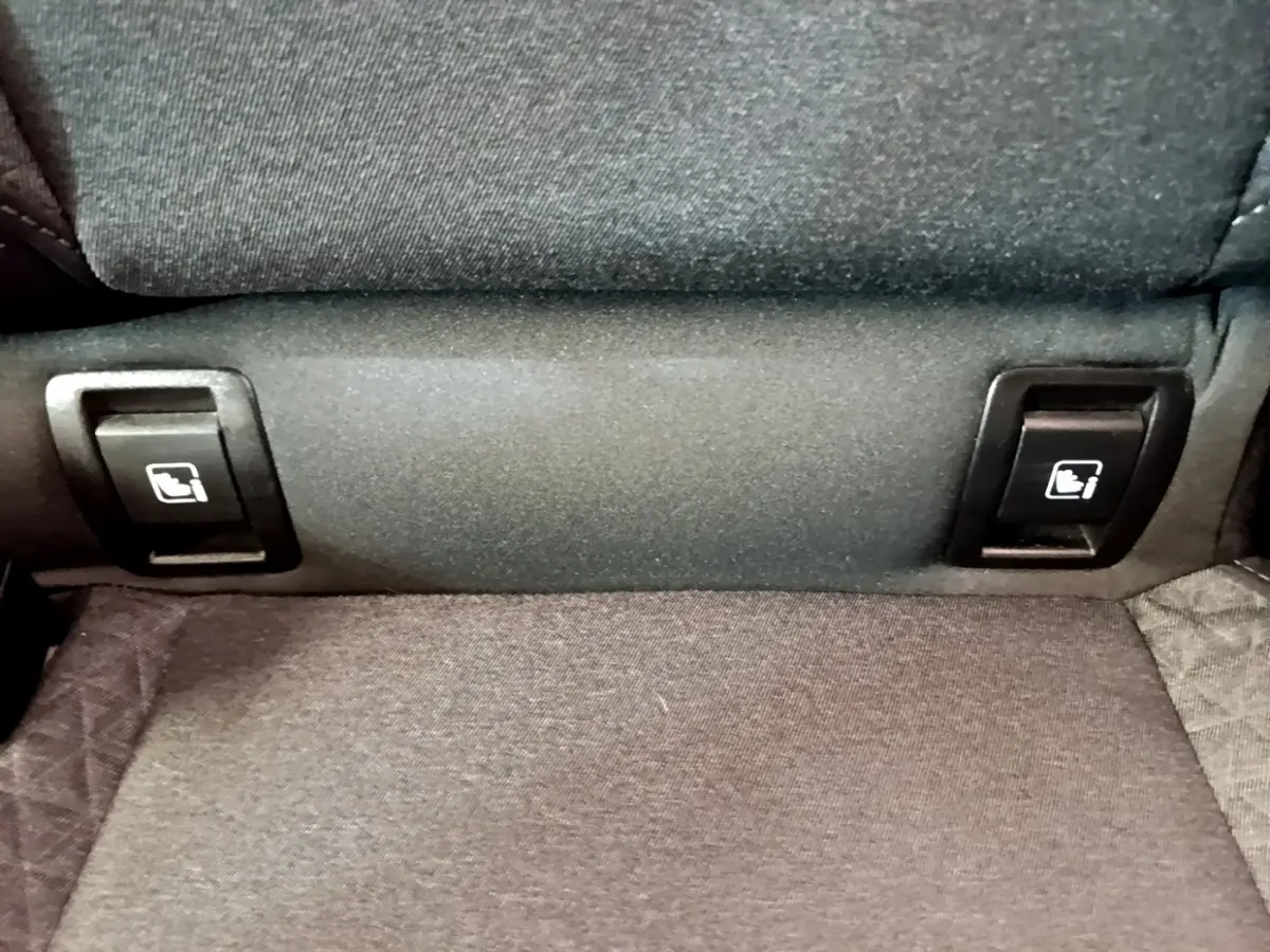 Détail des commandes de rabattement des sièges arrière sur Renault Clio Business blanche de 2021.