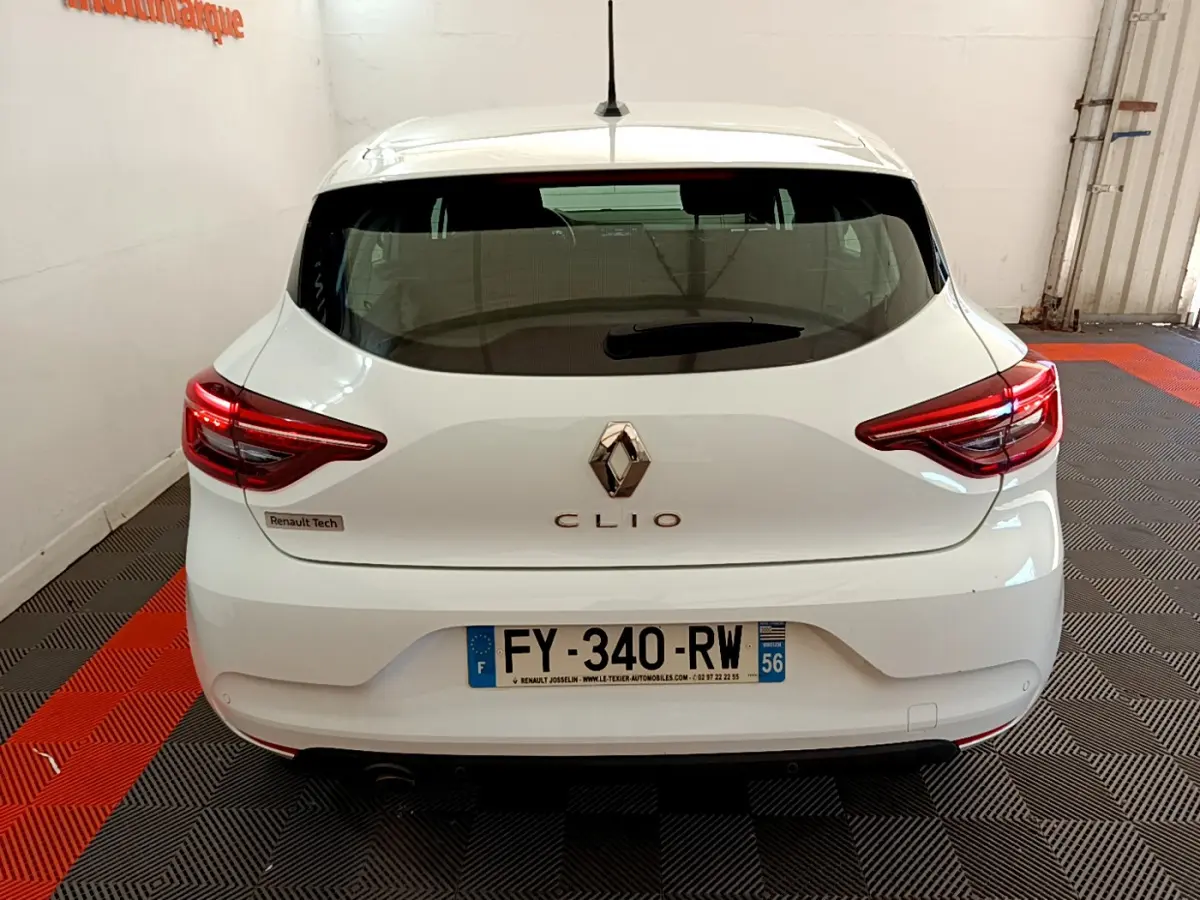Vue arrière d'une Renault Clio blanche 2021 avec feux LED et plaque d'immatriculation française visible