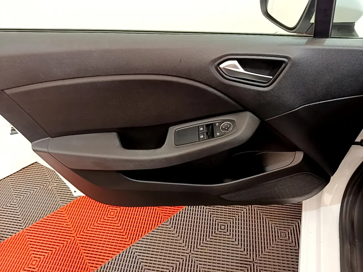 Vue rapprochée de la porte côté conducteur noire de la Renault Clio Business blanche, avec commandes électriques des vitres visibles.