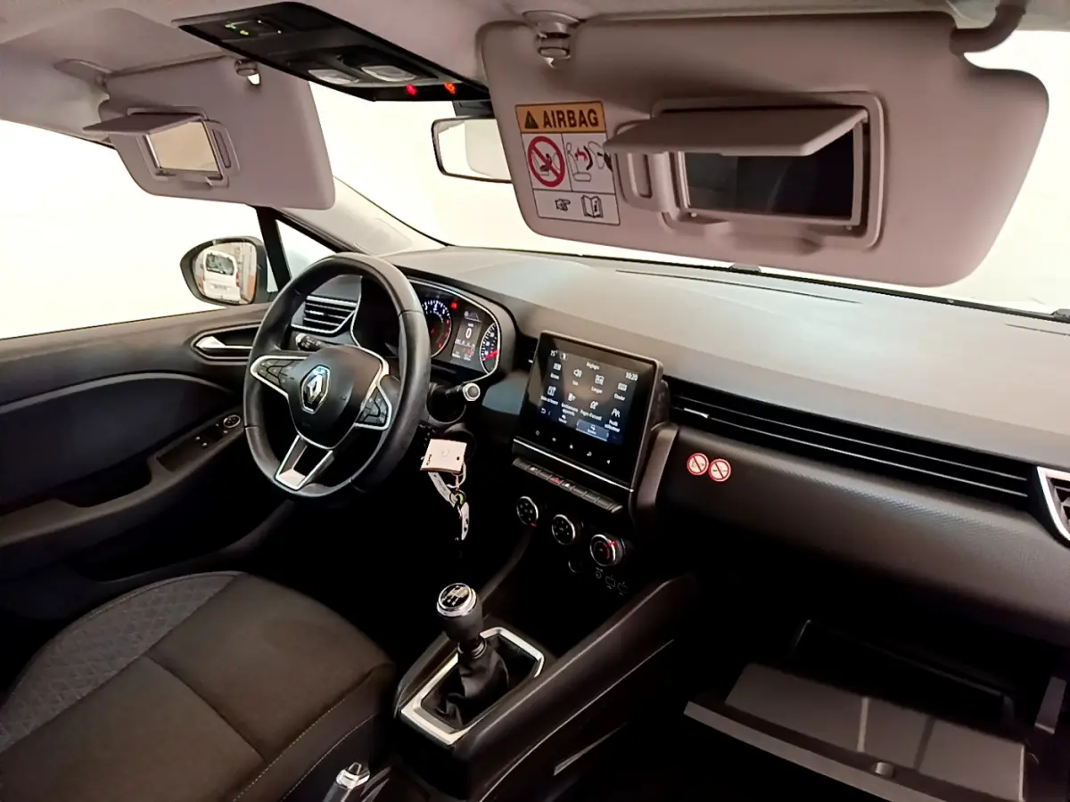 Intérieur Renault Clio Business 2021 vu côté conducteur, volant cuir, écran tactile 7 pouces et boîte manuelle.