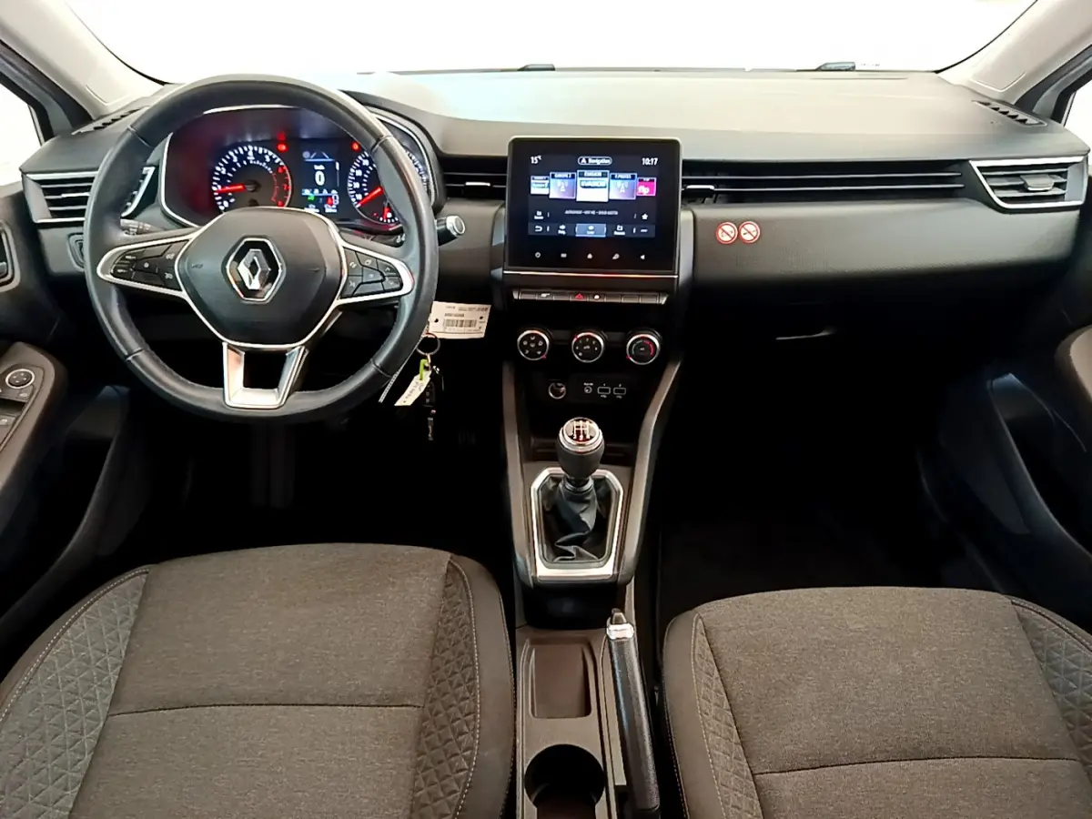 Intérieur Renault Clio Business 2021 vu de face, tableau de bord noir avec écran tactile central et volant cuir multifonctions.