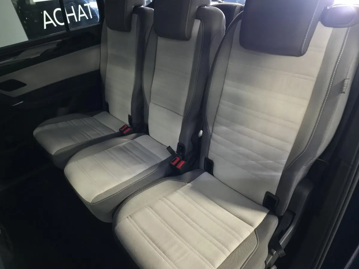 Vue rapprochée des trois sièges individuels gris clair de la deuxième rangée du Volkswagen Touran 2024.