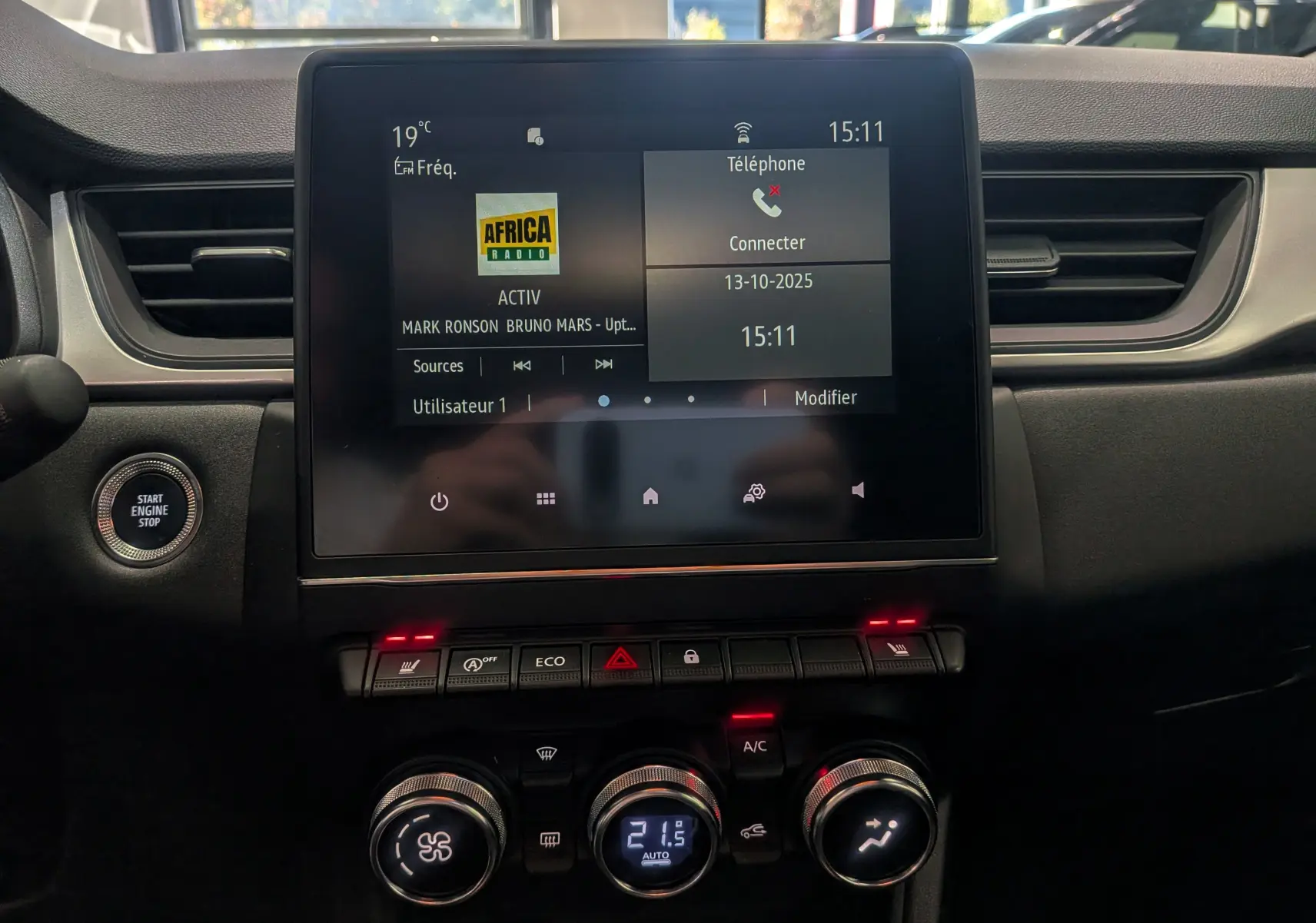 Tableau de bord du Renault Captur TCe 90 CH Zen 2023, affichage multimédia et commandes climatisation en vue frontale.