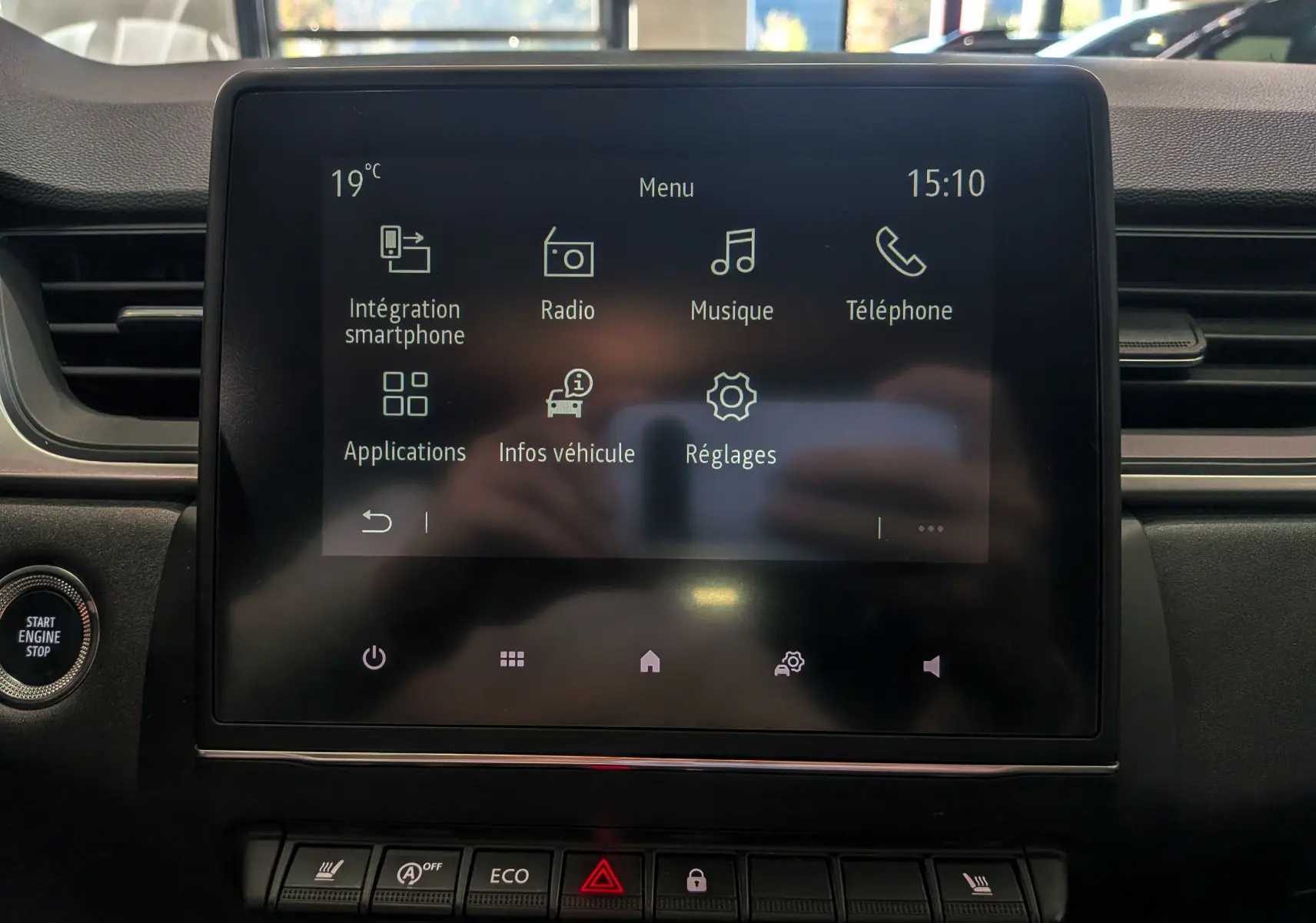 Écran tactile central du tableau de bord du Renault Captur TCe 90 Zen 2023, affichant le menu multimédia.