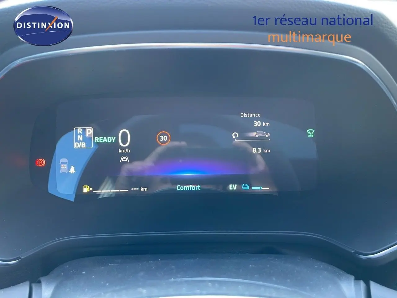 Tableau de bord numérique du Renault Captur E-Tech hybride 2025 affichant la vitesse et l'autonomie en mode confort.