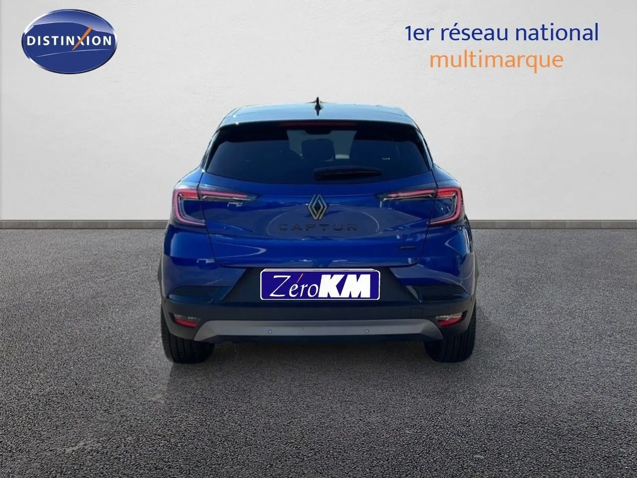 Vue arrière d'un Renault Captur E-Tech hybride 2025 bleu Iron Metal avec toit noir et feux LED distinctifs.
