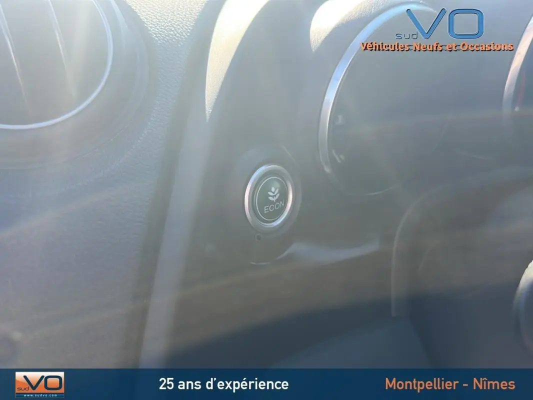 Bouton ECON en gros plan sur le tableau de bord noir d'une Honda Civic 1.6 i-DTEC 120 Elegance 2015.