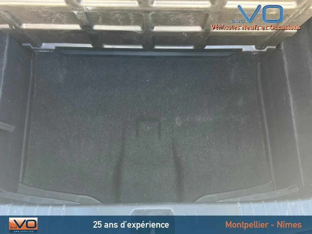 Coffre vide de la Honda Civic 1.6 i-DTEC 120 Elegance gris, vue plongeante sur l'espace de rangement.