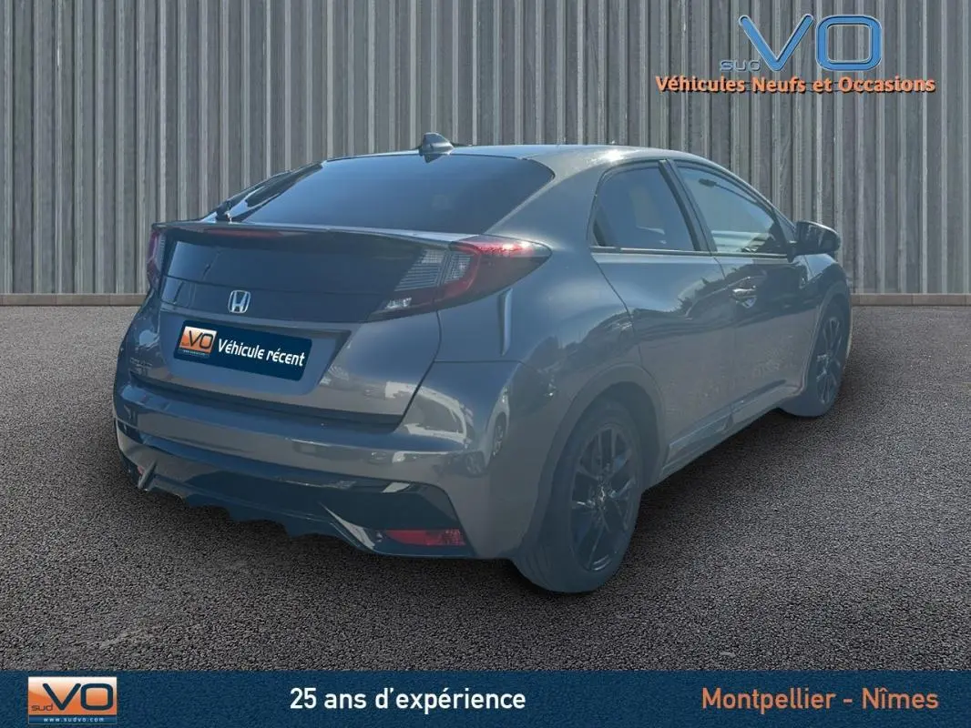 Vue 3/4 arrière droite d'une Honda Civic 1.6 i-DTEC 120 Elegance gris avec vitres surteintées et jantes alliage 16 pouces.
