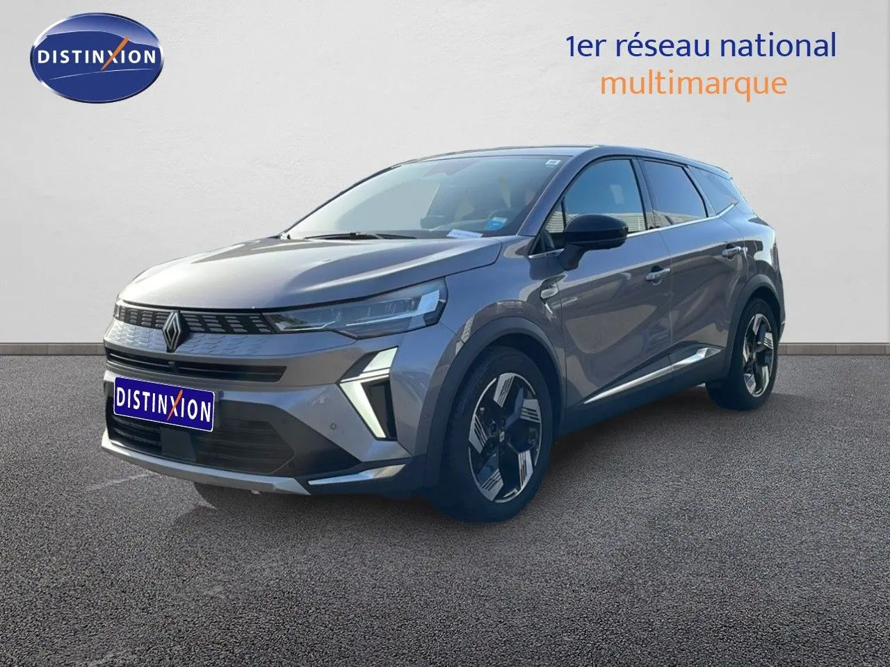 Vue 3/4 avant droite d'un Renault Symbioz gris cassiopée métal avec jantes modernes et calandre distinctive.