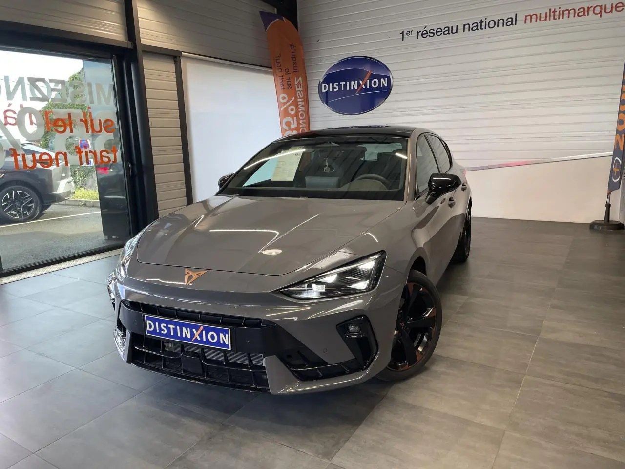 Vue 3/4 avant de la CUPRA Leon 2.0 TDI gris Graphène avec jantes cuivrées et logo CUPRA sur le capot.